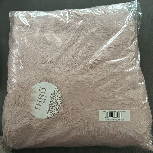 NWT THRO STUDIO Chubby Faux Fur Decorative Throw in Rose Smoke - Picture 6 of 6